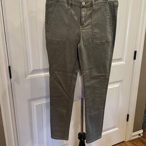 Utility BY SEVEN7 Army green jeans size 8 like new